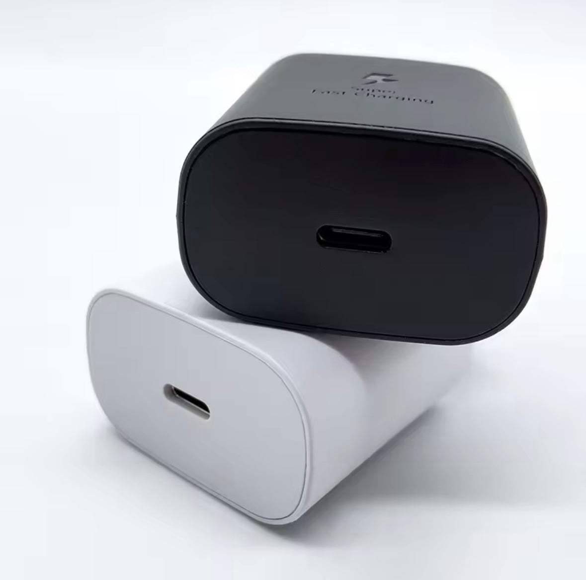 Chargeurs Samsung USB-C rapides 25W en noir et blanc.