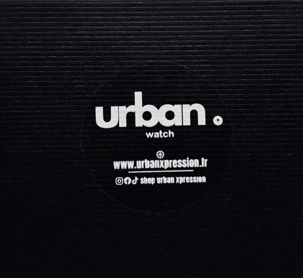 Logo de Urban Xpression sur fond noir avec adresse du site web et icônes de réseaux sociaux.