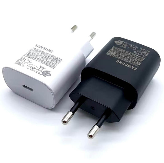 Chargeurs rapides Samsung 25W USB-C en noir et blanc.